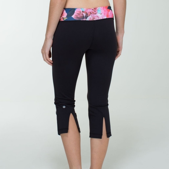 lululemon athletica Pants - Lululemon black capris gather & crow sz 8